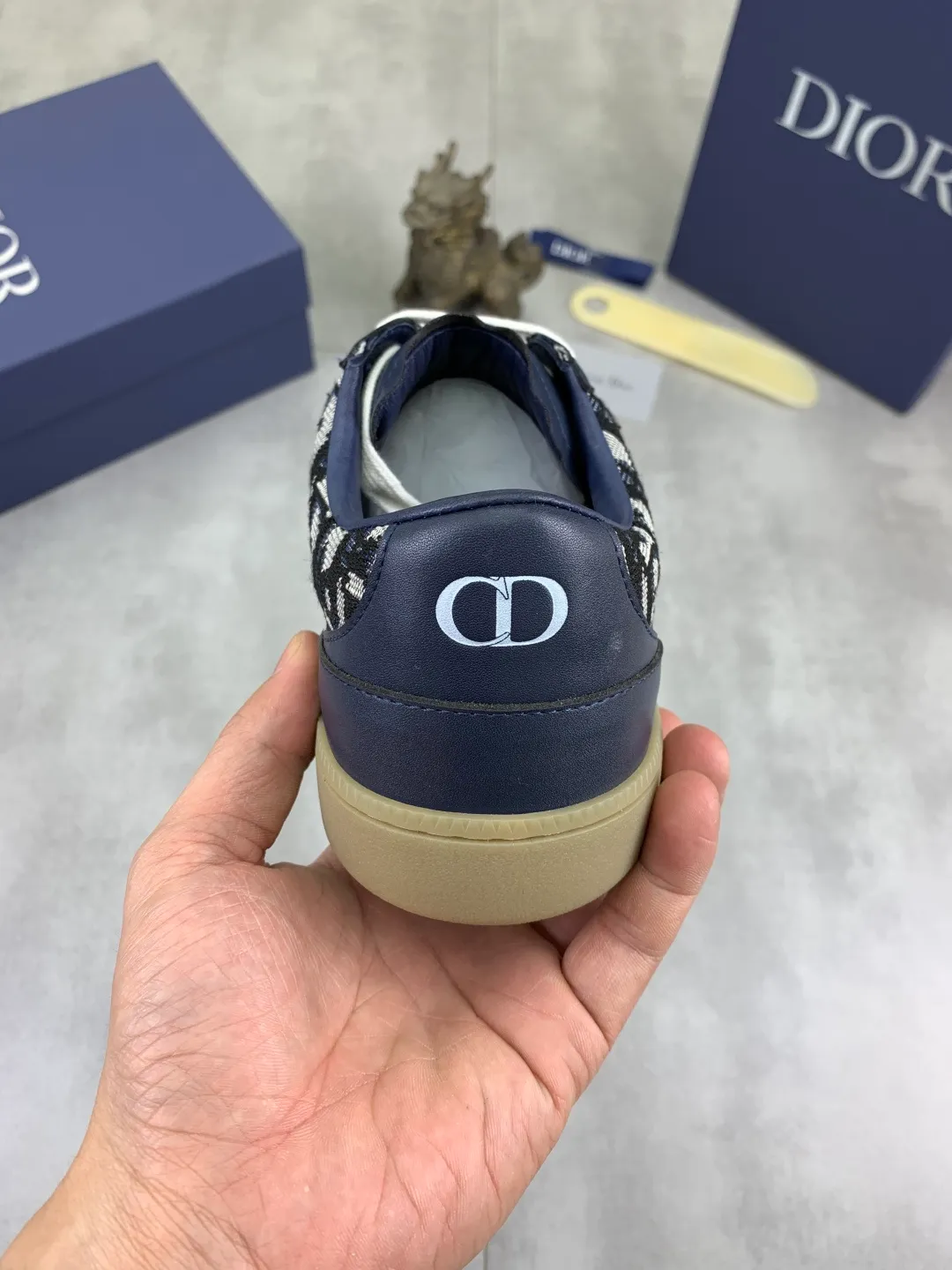 Men's shoes 💰P360 New Dior B01 moral training shoes, white first-layer cowhide, original molded outsole. New to the fall collection, this sneaker marks the return of a Dior classic, reinterpreted in a stylish and elegant silhouette. Crafted from white smooth first-grain cowhide with a tonal silk sheepskin lining, it features the Dior logo on the tongue and inner sides, and a CD icon on the heel. Paired with Tpu anti-slip soles of the same color, it can be matched with various styles to create a sophisticated look.  Code number: 38-44
